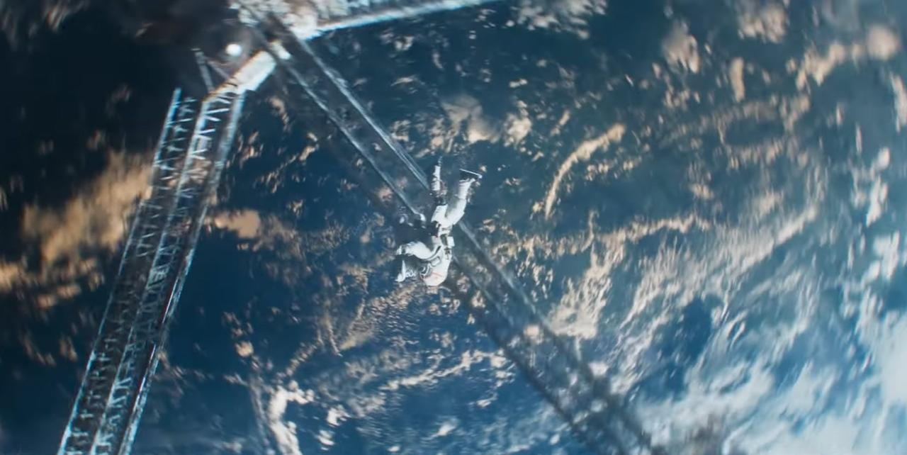 Ein Astronaut schwebt in der Nähe einer Weltraumstruktur über der Erde.
