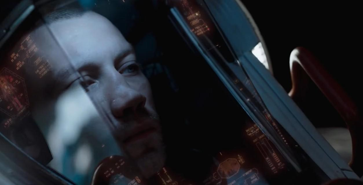 Ein Mann in einem Raumschiff-Cockpit mit holografischen Anzeigen.
