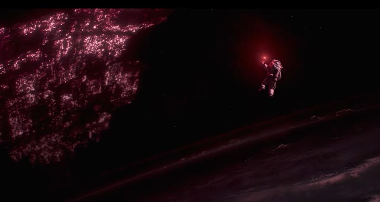 Ein Astronaut schwebt im Weltraum vor einem roten Nebel und der Erde.