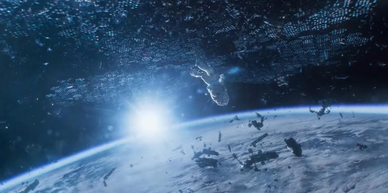 Weltraumschrott über der Erde, mit einem hellen Licht von der Sonne.