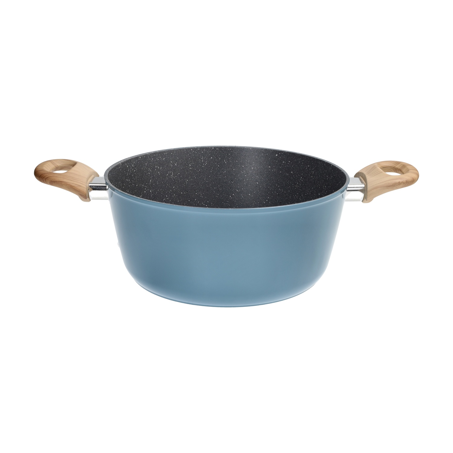 Una pentola blu con manici in legno su sfondo bianco.