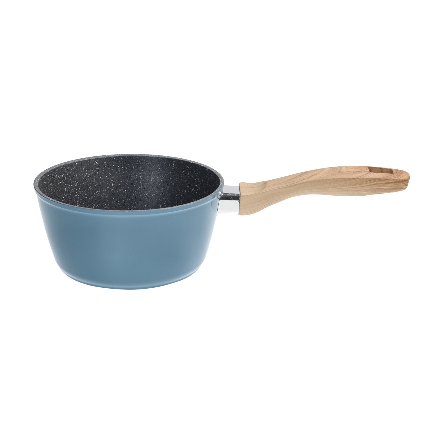 Una casseruola blu con manico in legno su sfondo bianco.