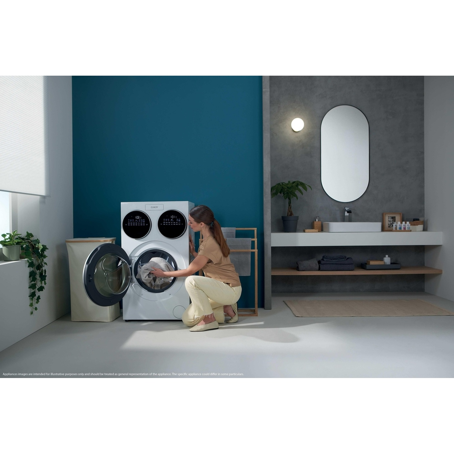 Una donna carica il bucato in una lavatrice bianca in un bagno moderno.