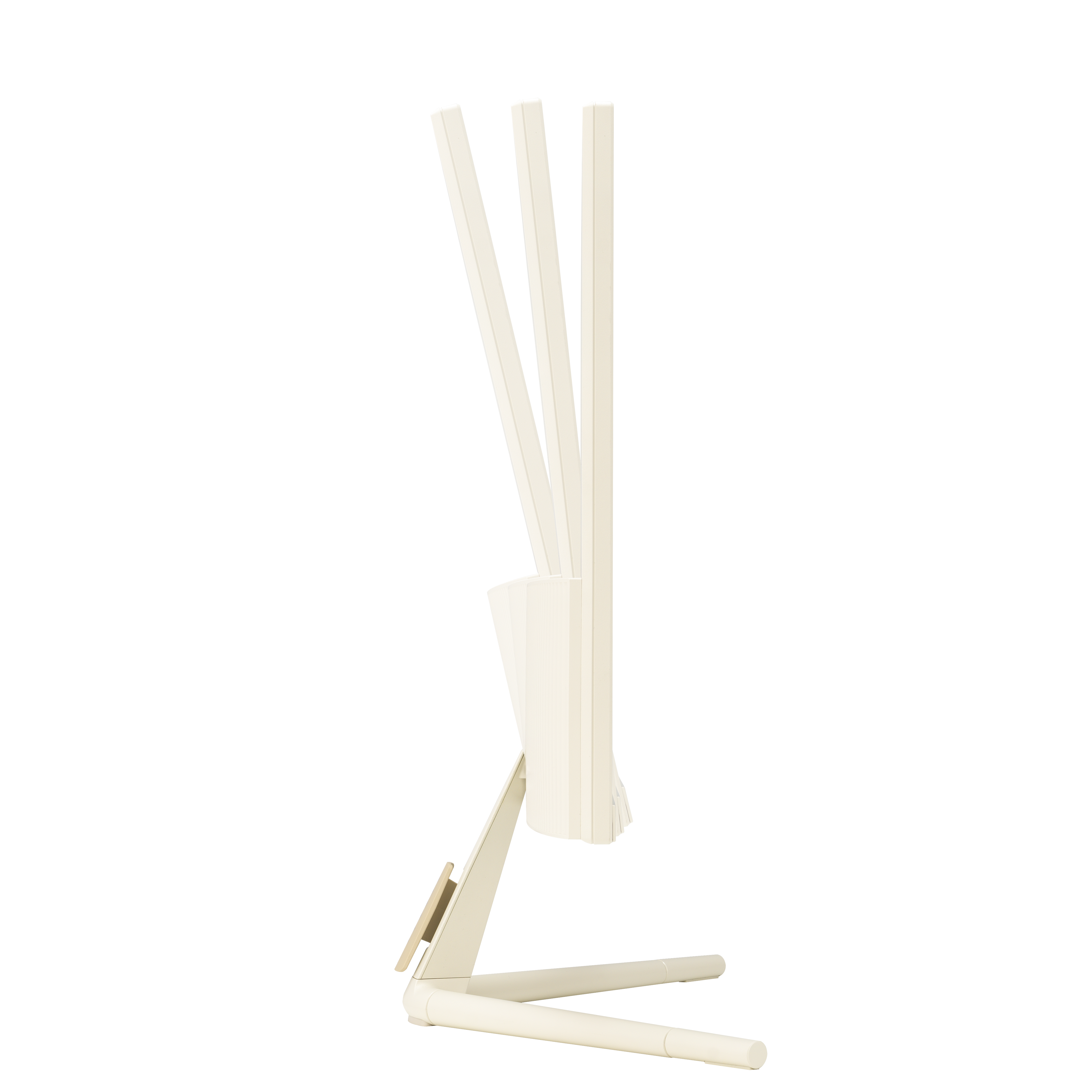 Beżowy stojak z trzema pionowymi prętami, oparty na podstawie.