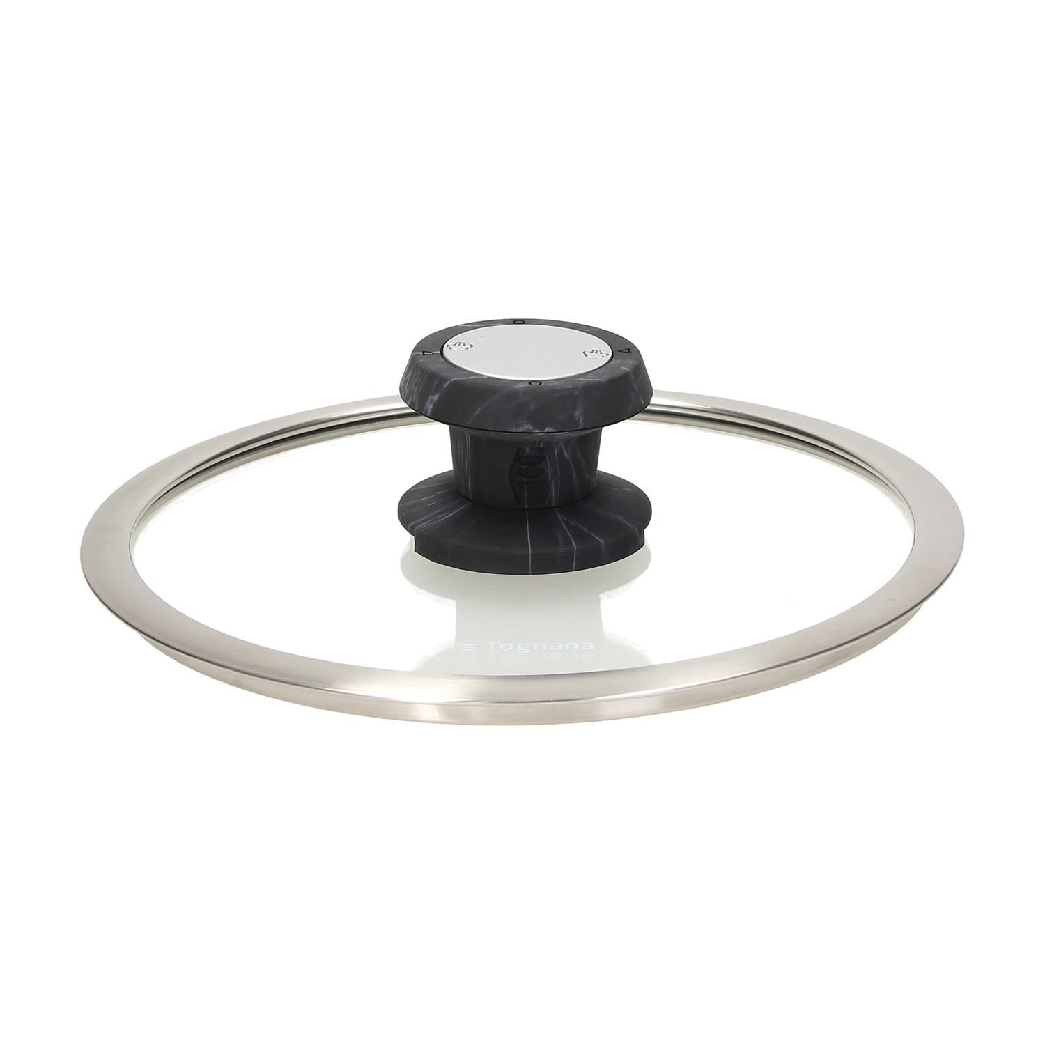 Coperchio in vetro con pomello in marmo nero e bordo in acciaio inox. Logo Tognana visibile.