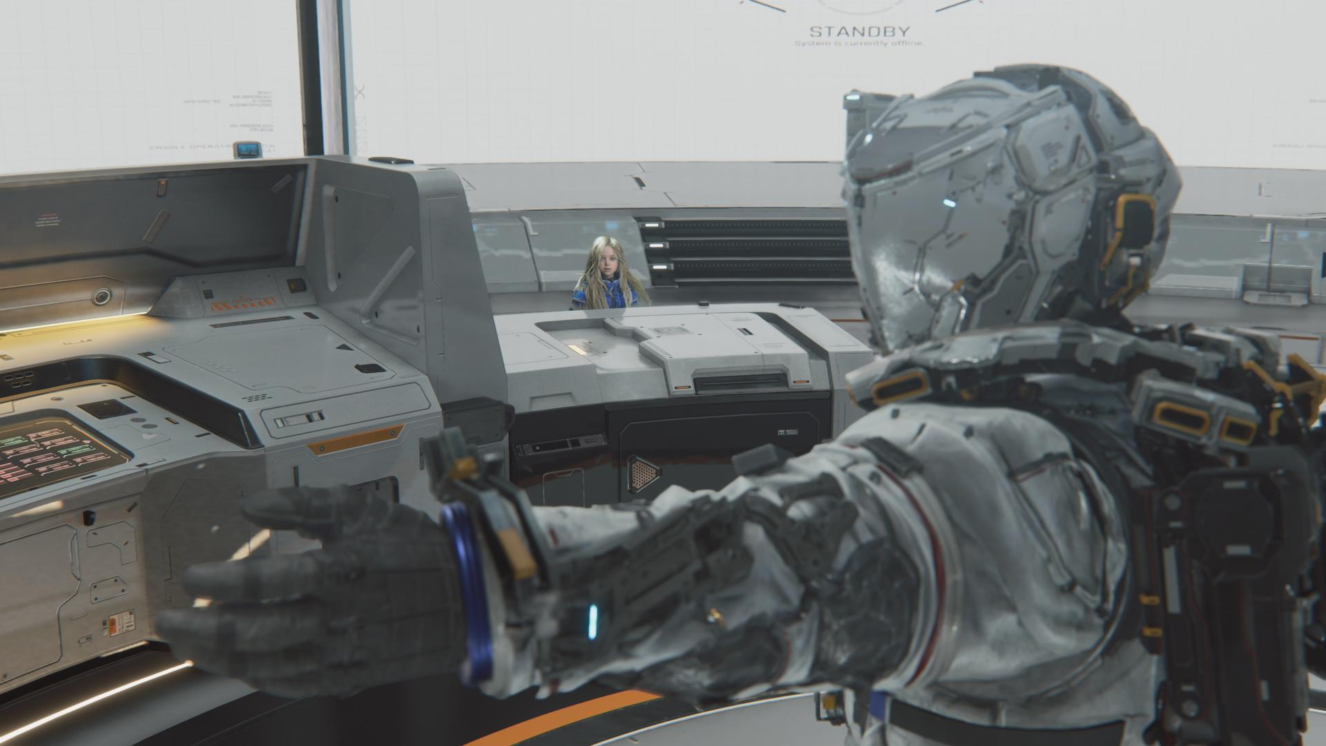 Ein Astronaut in einem weißen Anzug mit Helm deutet auf eine Konsole. Ein Kind steht im Hintergrund.