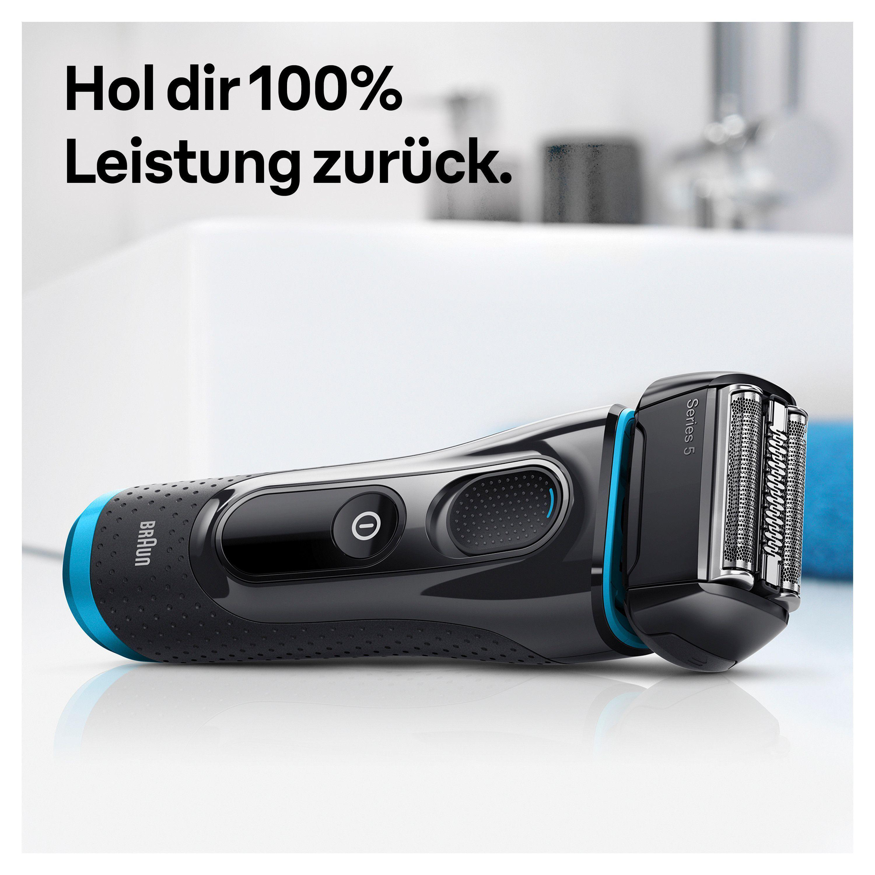 Ein schwarzer Braun Rasierer mit blauen Akzenten liegt auf einer weißen Oberfläche.