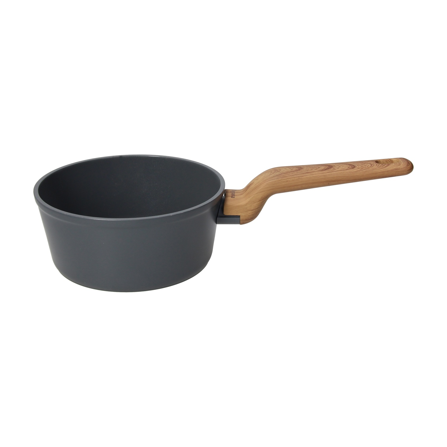Casseruola grigia con manico in legno su sfondo bianco.