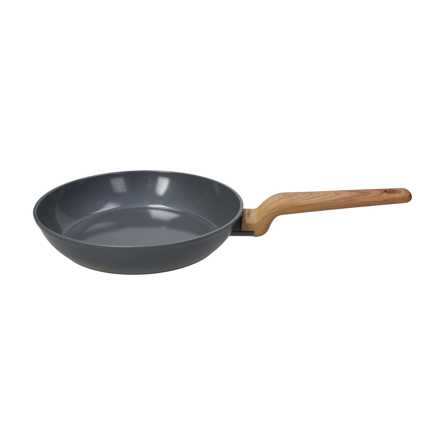 Padella grigia con manico in legno.