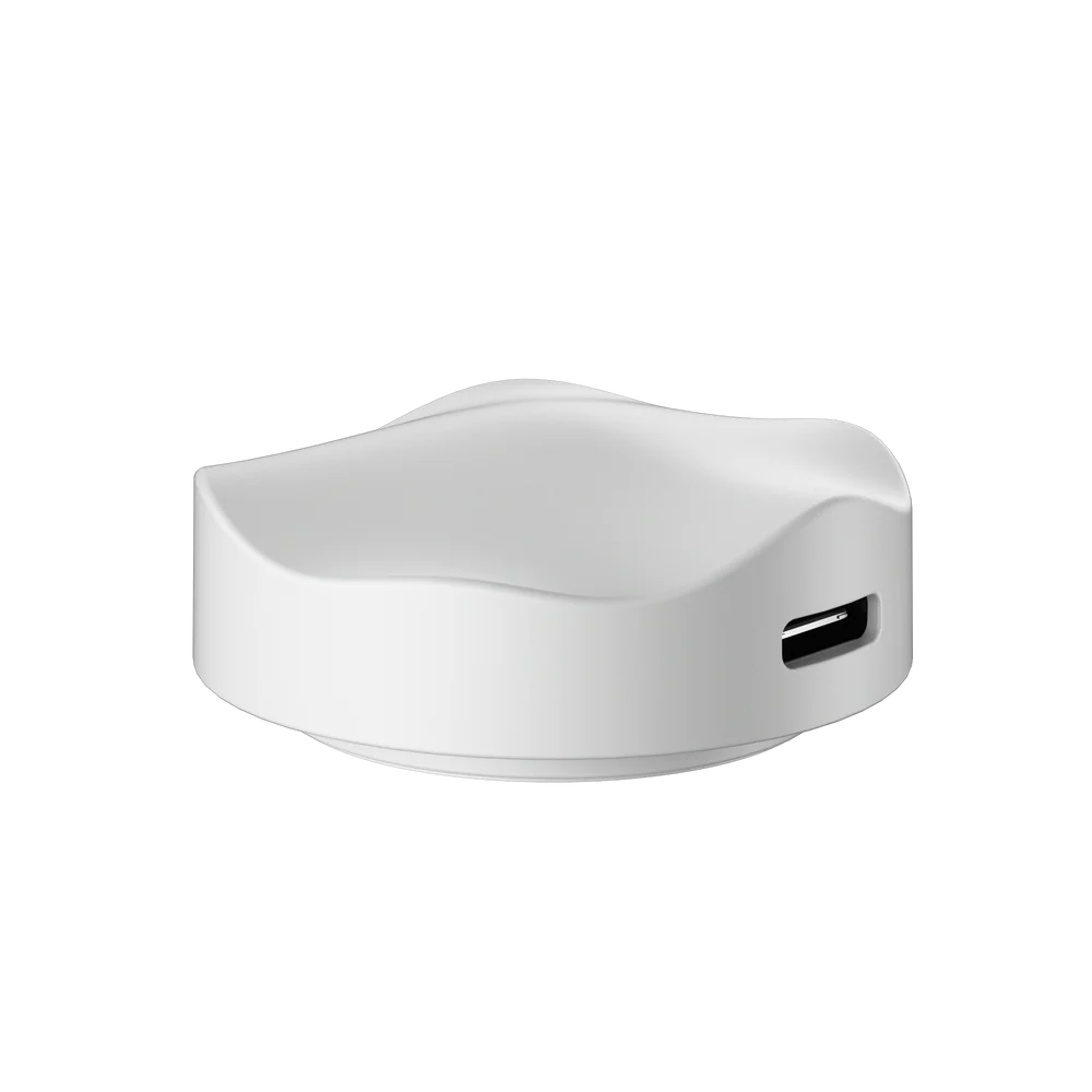 Egy fehér töltőeszköz USB-porttal, profilból nézve.