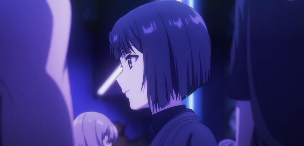 Eine Anime-Figur mit kurzem schwarzem Haar blickt nach links. Lila Beleuchtung.