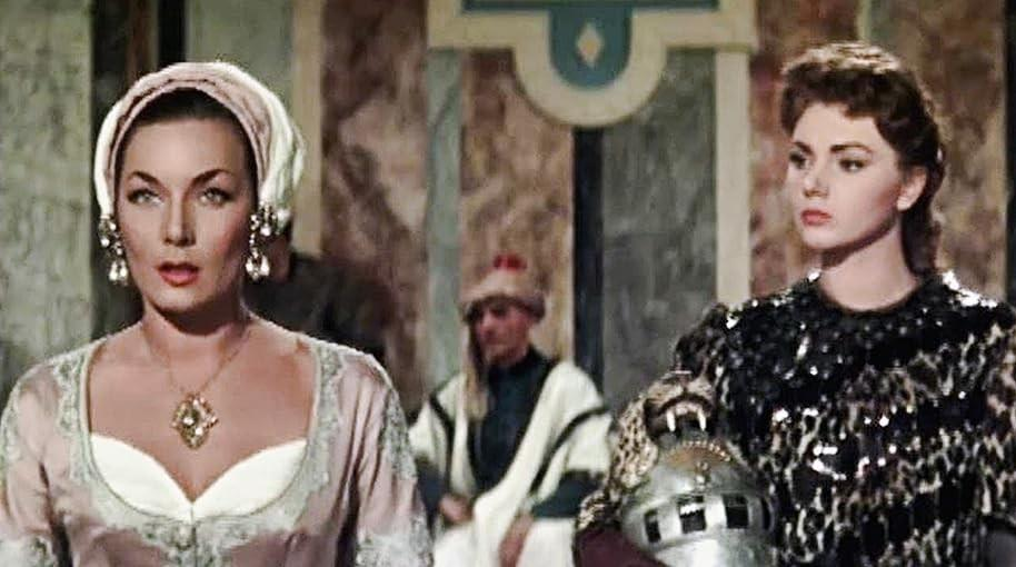 Zwei Frauen in historischen Kostümen, eine mit Kopftuch und Schmuck.