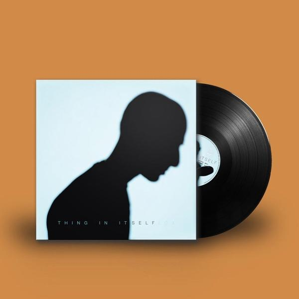 Schwarze Schallplatte neben Albumcover mit Silhouette eines Mannes. Orange Hintergrund.