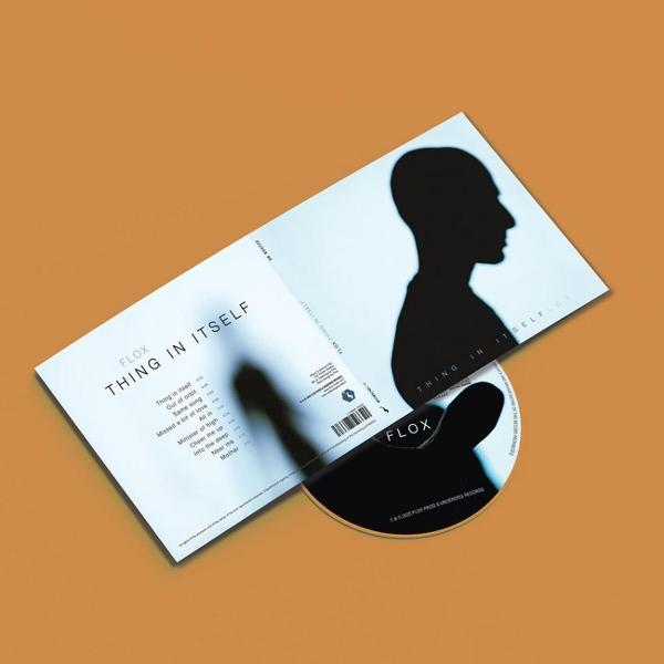 CD-Hülle mit Silhouetten von Personen und Songliste auf orangefarbenem Hintergrund.
