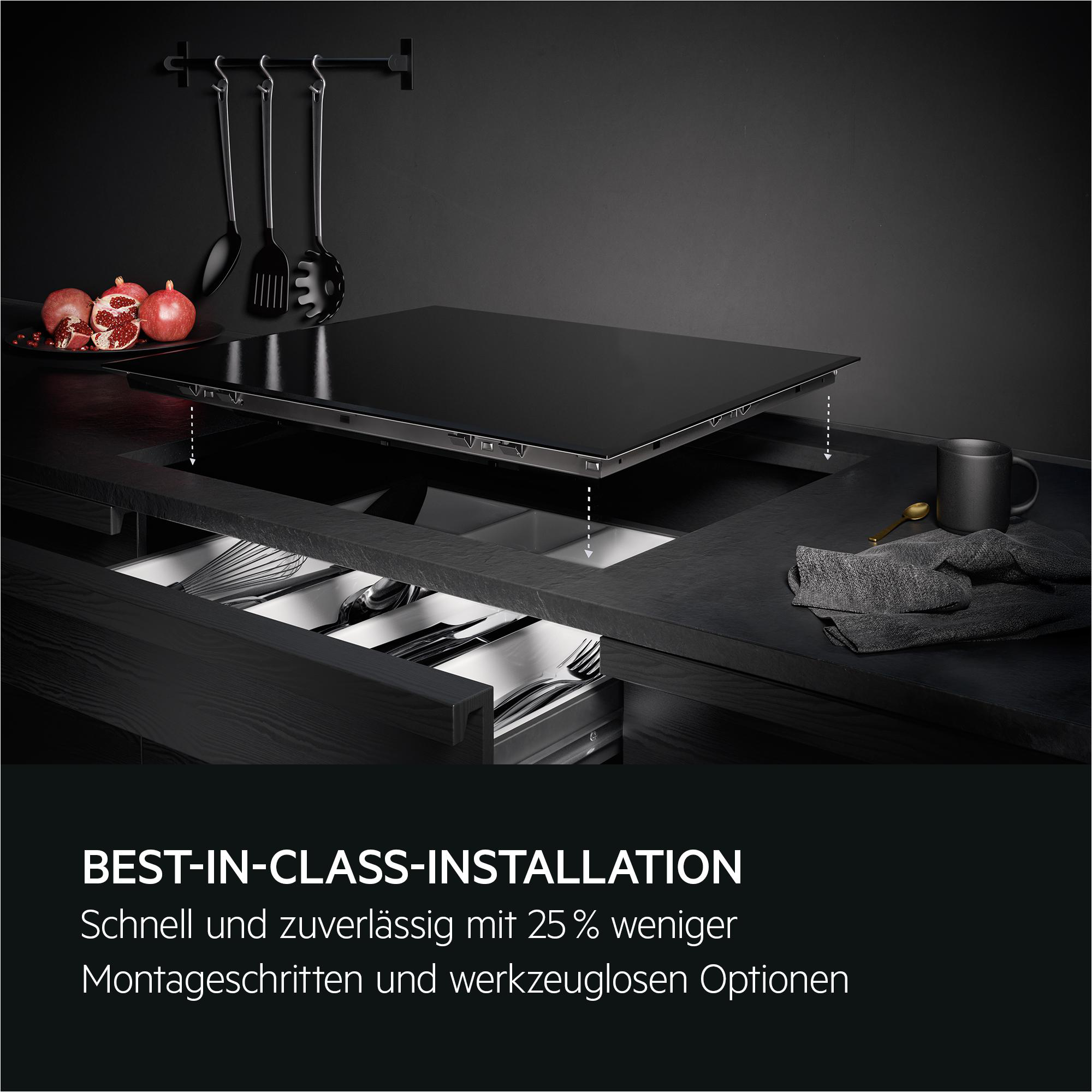 Einbauküche mit Kochfeld, Schubladen und Küchenutensilien.