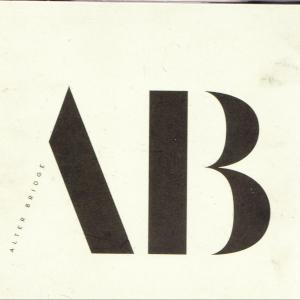 Schwarz-weiße Grafik mit den Buchstaben A und B, daneben steht ALTER BRIDGE.