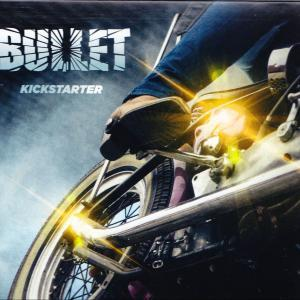 Nahaufnahme eines Motorrads mit Feuerflammen und dem Wort "BULLET".