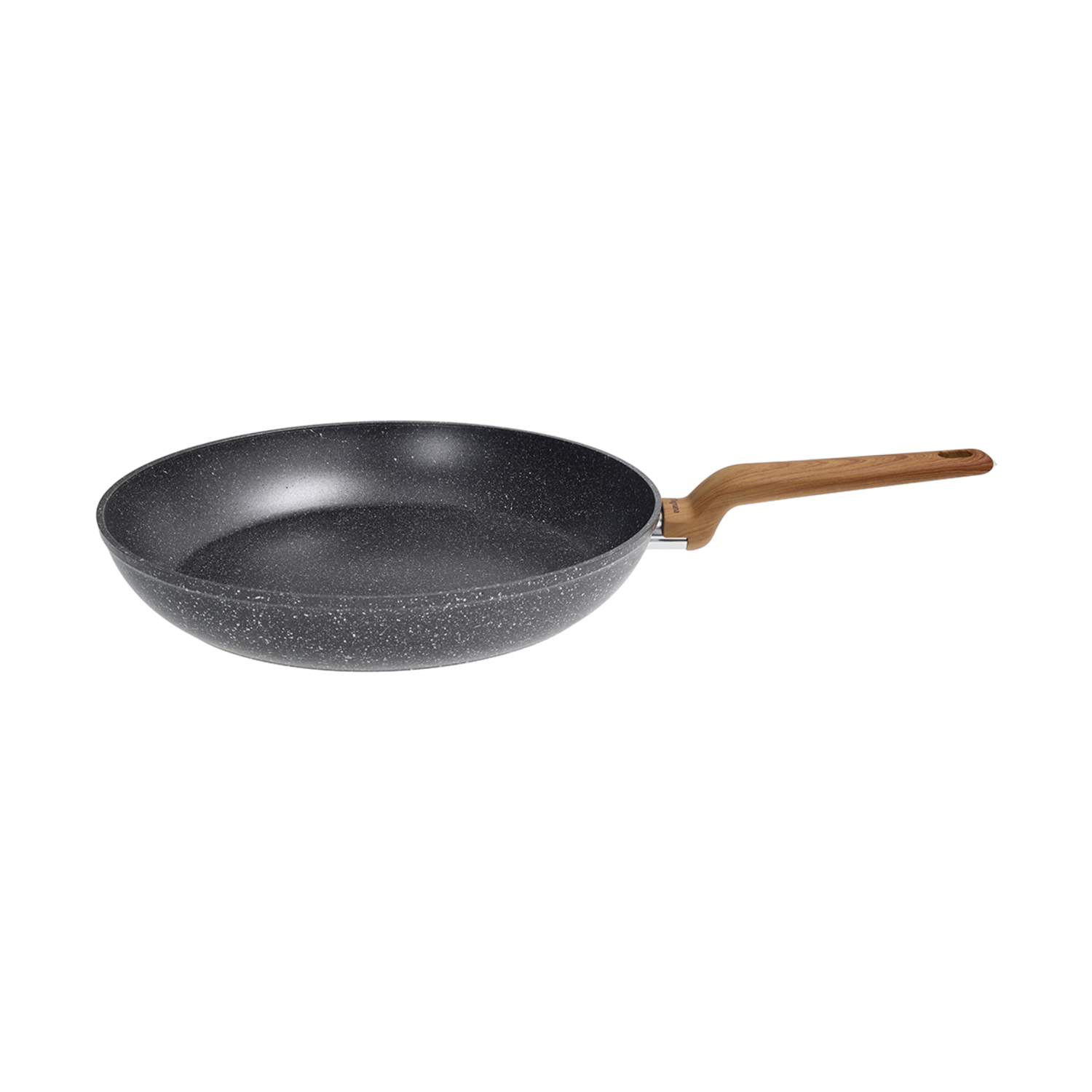 Una padella nera screziata con manico in legno marrone chiaro è mostrata in bianco.