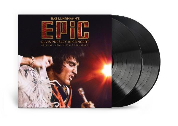 Elvis Presley auf einem Schallplattencover, neben zwei schwarzen Schallplatten.