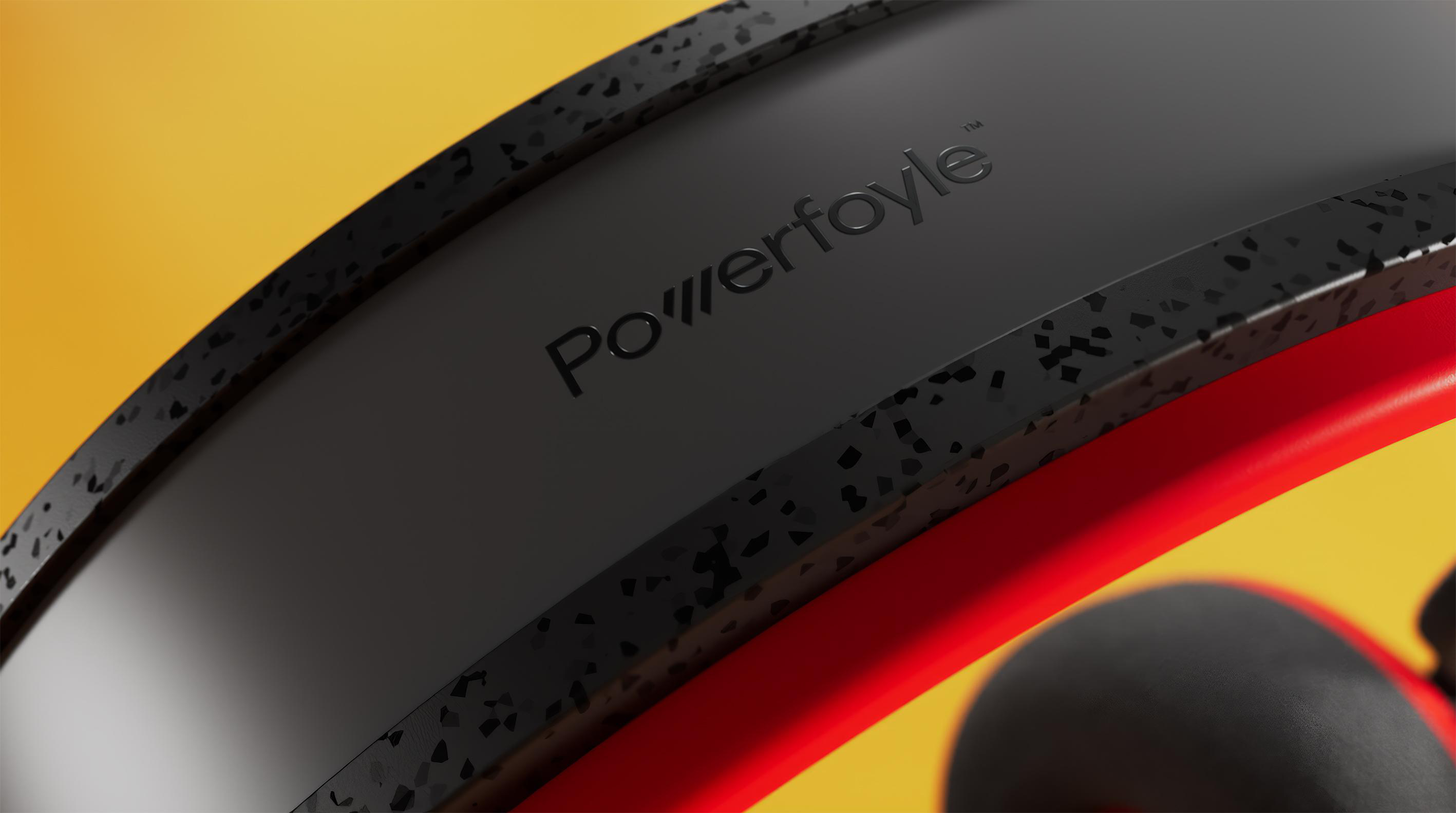 Nahaufnahme eines schwarzen Bandes mit dem Logo "Powerfoyle", auf rotem und gelbem Hintergrund.