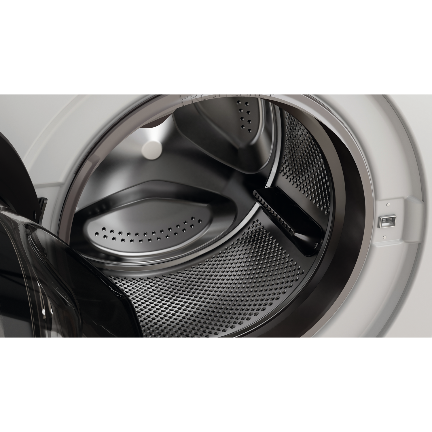 Close-up van de trommel van een wasmachine met geopende deur. Zilverkleurig roestvrij staal en zwarte rubberen afdichting.