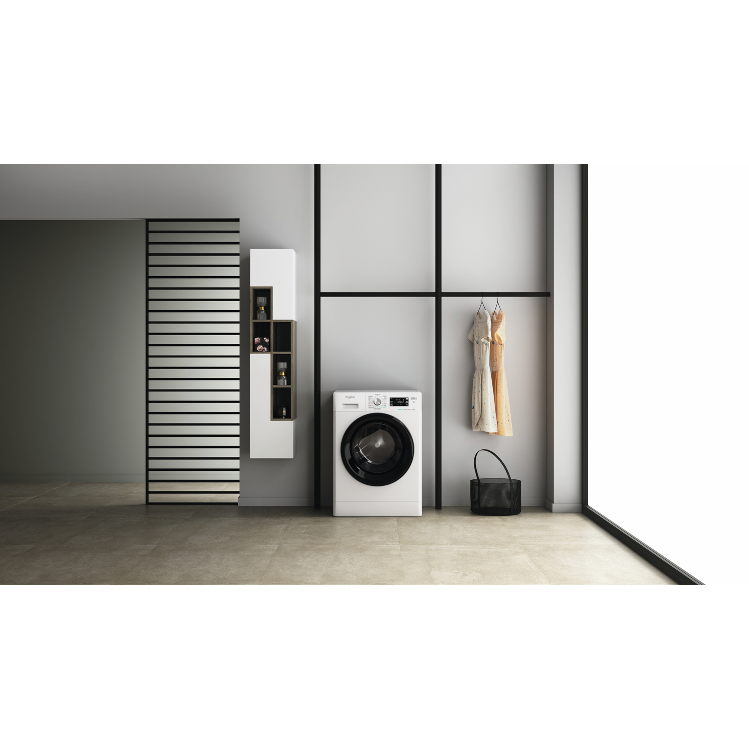 Een witte wasmachine staat naast een kast met kleding en een tas.