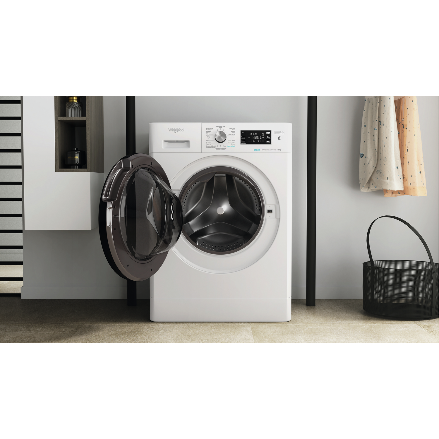 Een witte wasmachine met open deur staat op een lichte vloer.