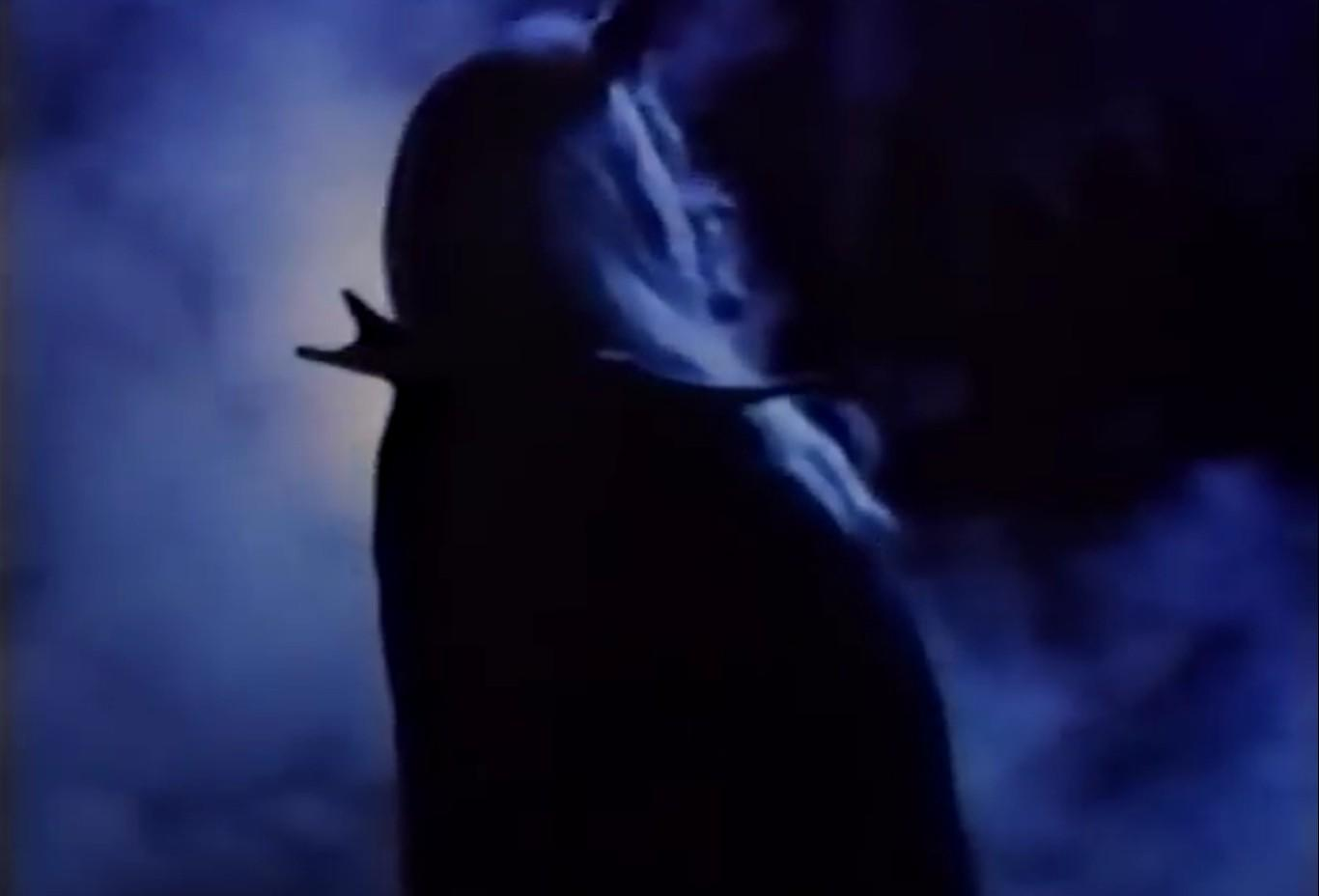Eine dunkle Silhouette einer Person in bläulichem Nebel, die nach links blickt.