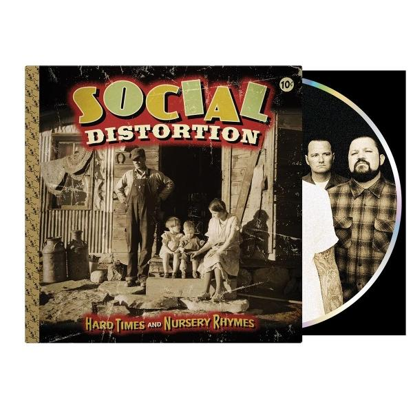 Albumcover: Familie vor Haus, Bandmitglieder rechts daneben.