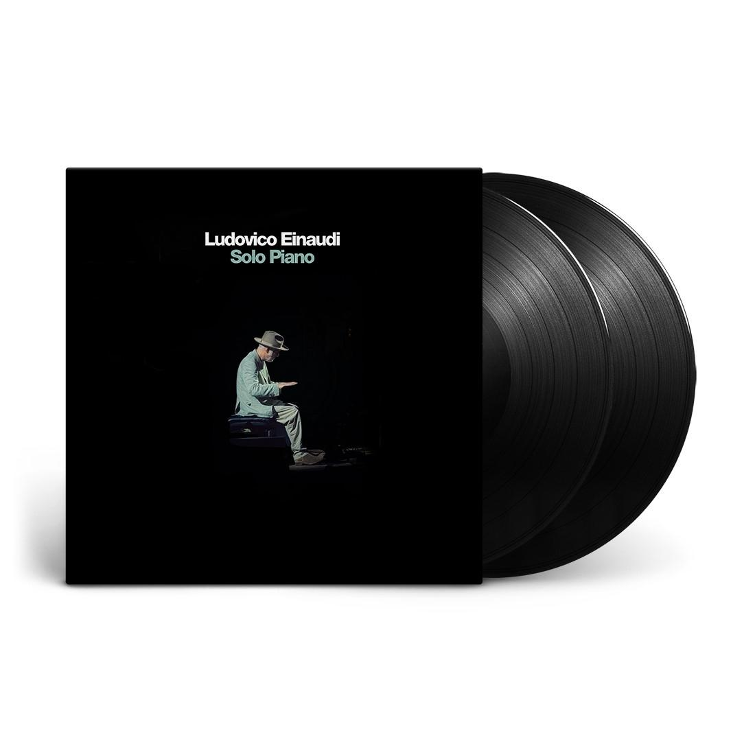 Albumcover mit Mann am Klavier und zwei Schallplatten daneben.