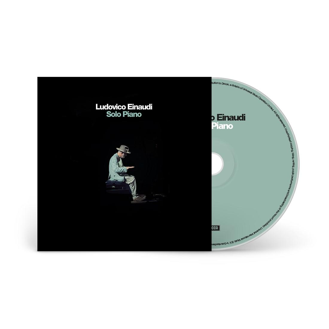Ein Mann in einem Hut spielt Klavier, Albumcover von Ludovico Einaudi.