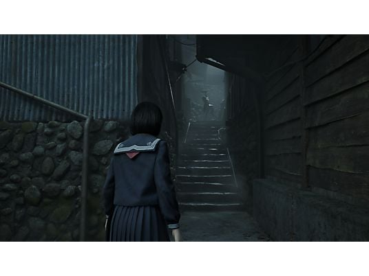 Una chica con uniforme escolar está ante escaleras de piedra que llevan a un edificio oscuro.