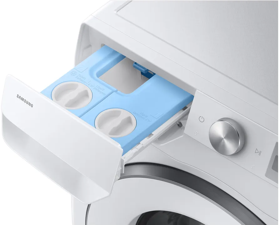 Weiße Waschmaschine mit herausgezogenem blauen Waschmittelbehälter.