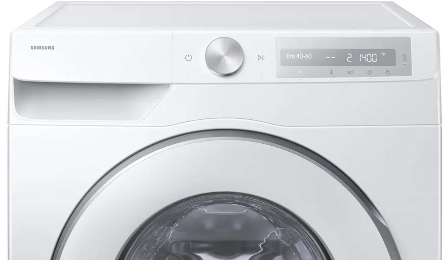 Eine weiße Samsung Waschmaschine mit Digitalanzeige und großer Tür.