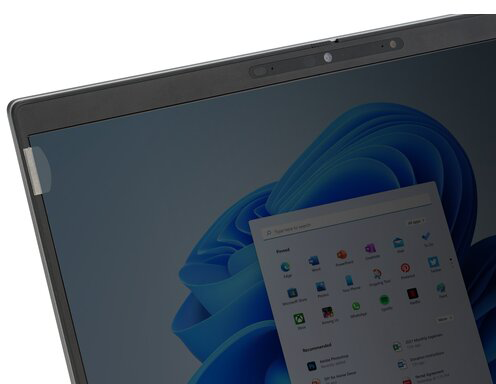 Laptop képernyőjén Windows 11 indító menü látható appokkal. Adatvédelmi szűrő a képernyőn.
