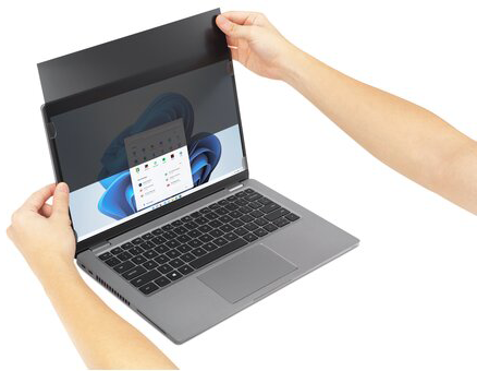Kezek adatvédelmi szűrőt helyeznek egy laptop képernyőjére.