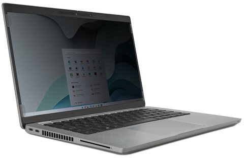 Ezüst laptop fekete billentyűzettel, bekapcsolt képernyőn appok láthatók.