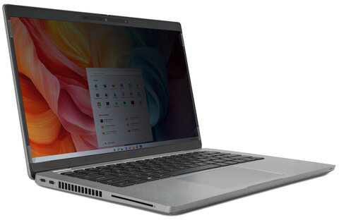 Egy nyitott ezüst laptop színes háttérképet és menüt jelenít meg a képernyőjén.