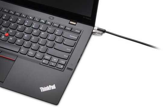 Egy fekete ThinkPad laptop biztonsági zárral csatlakoztatva.