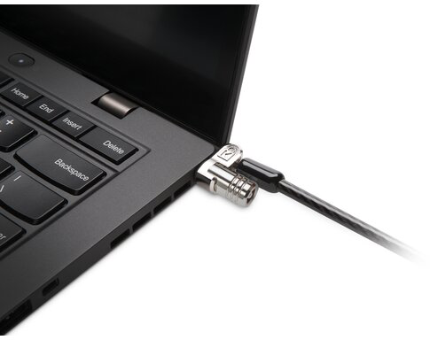 Egy laptop biztonsági kábel be van dugva egy fekete laptop oldalába.