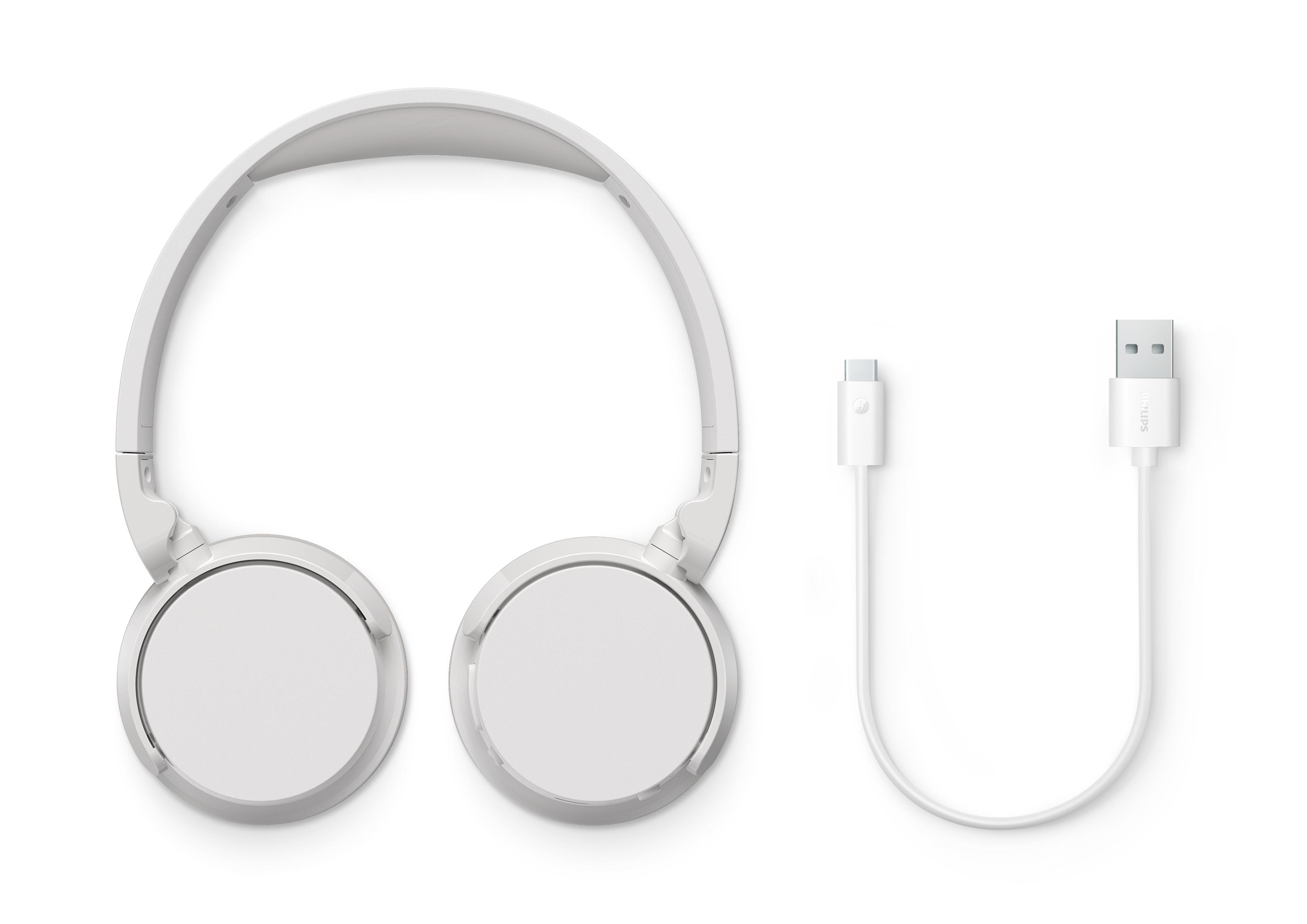 Weiße Kopfhörer mit weißem USB-C-Ladekabel auf weißem Hintergrund.