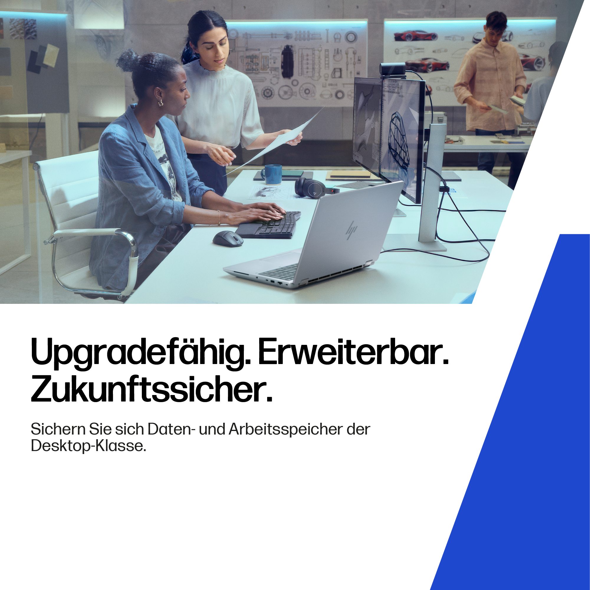 Zwei Frauen arbeiten am Laptop und Desktop-PC in einem modernen Büro.