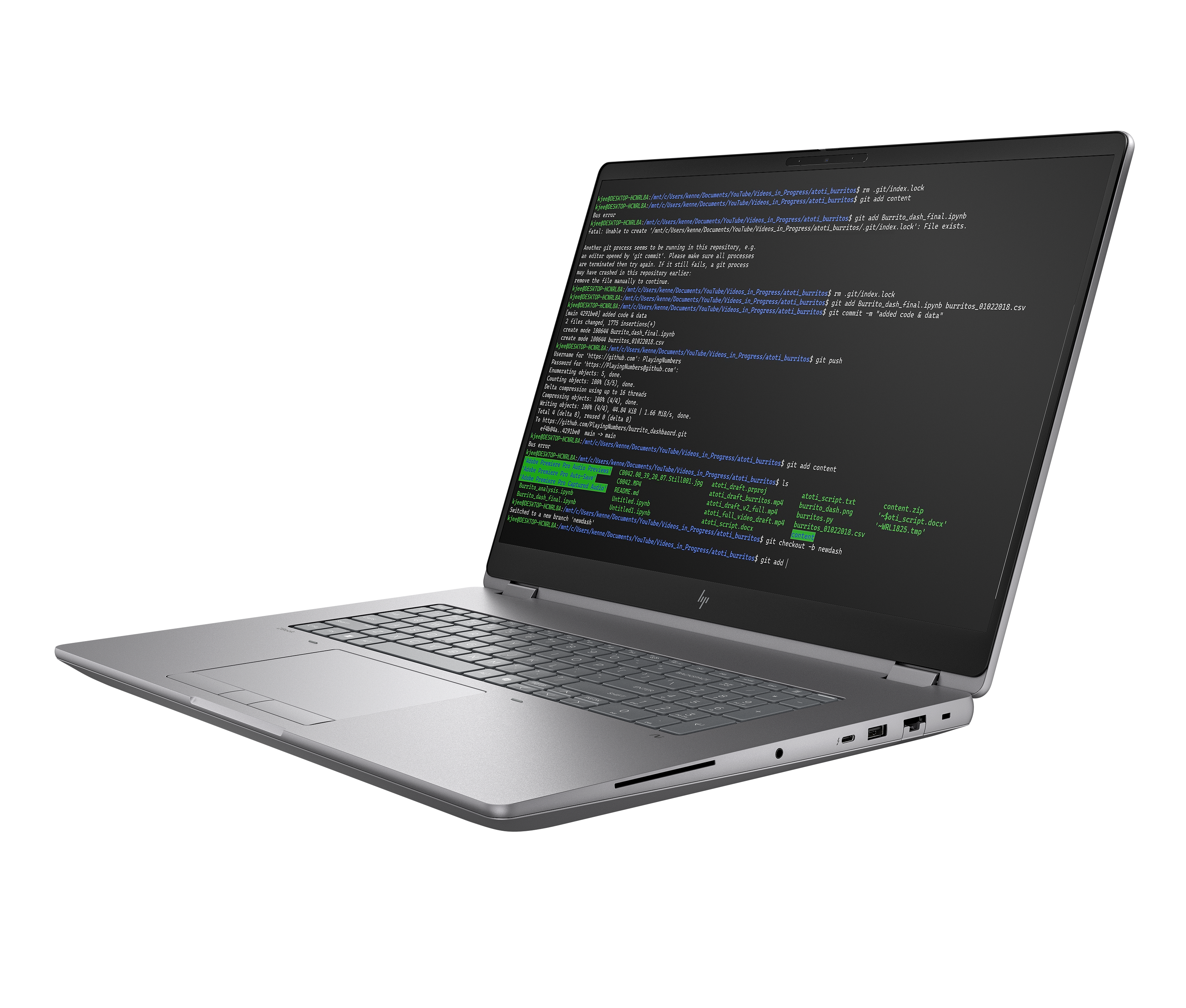 Ein Laptop mit einem Code auf dem Bildschirm in grüner Schrift.