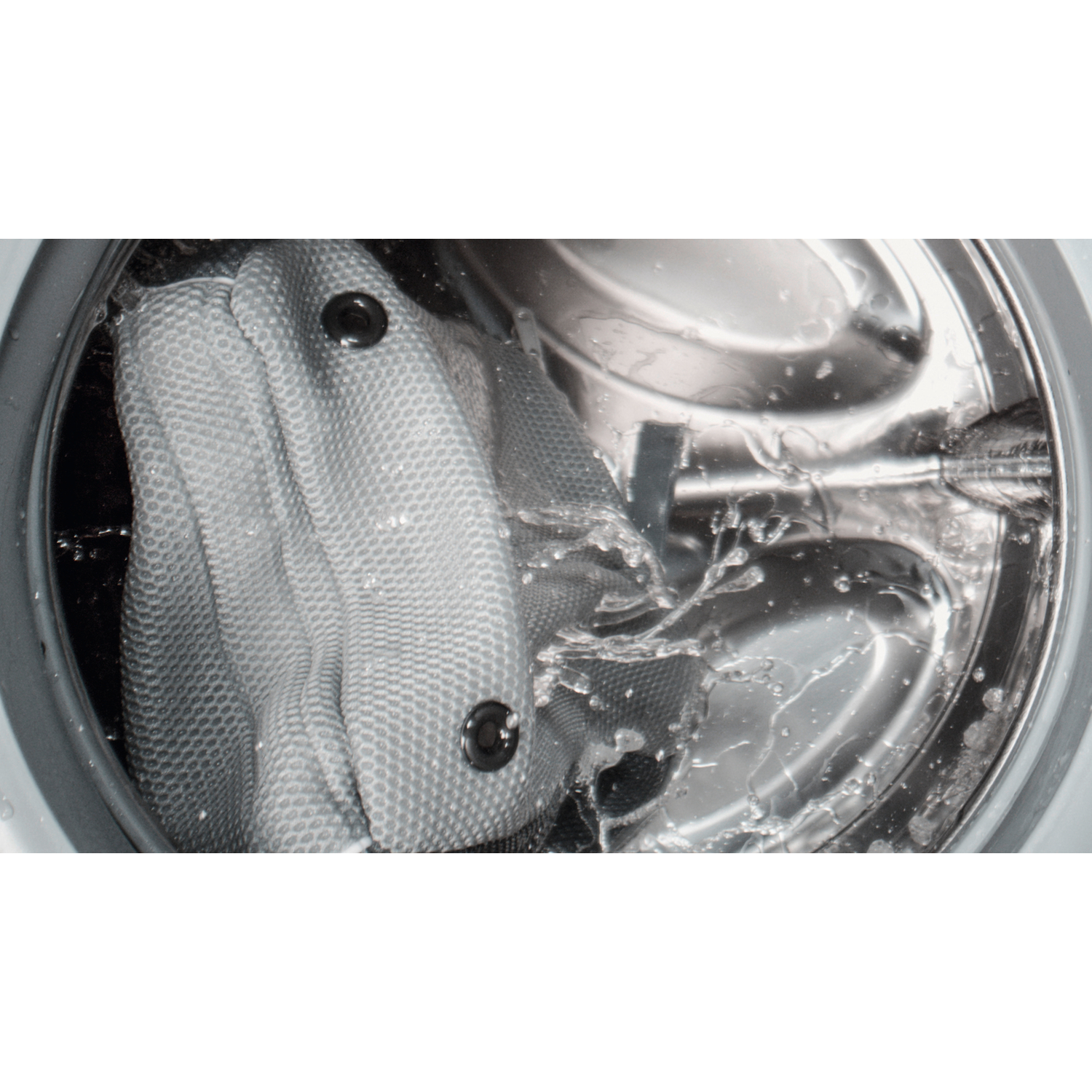 Een grijze waszak met zwarte sluitingen in een wasmachine met water.