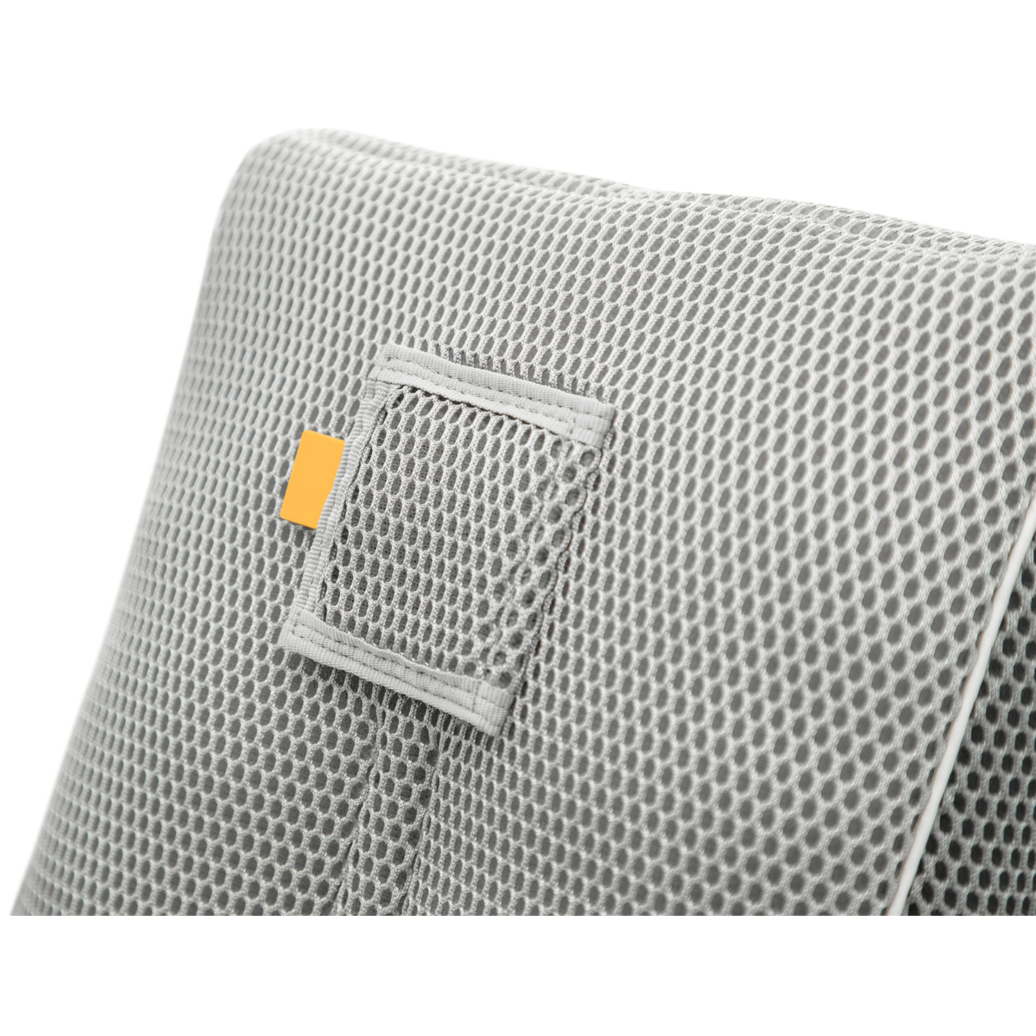 Grijs mesh-materiaal met een oranje lus en een witte rand.