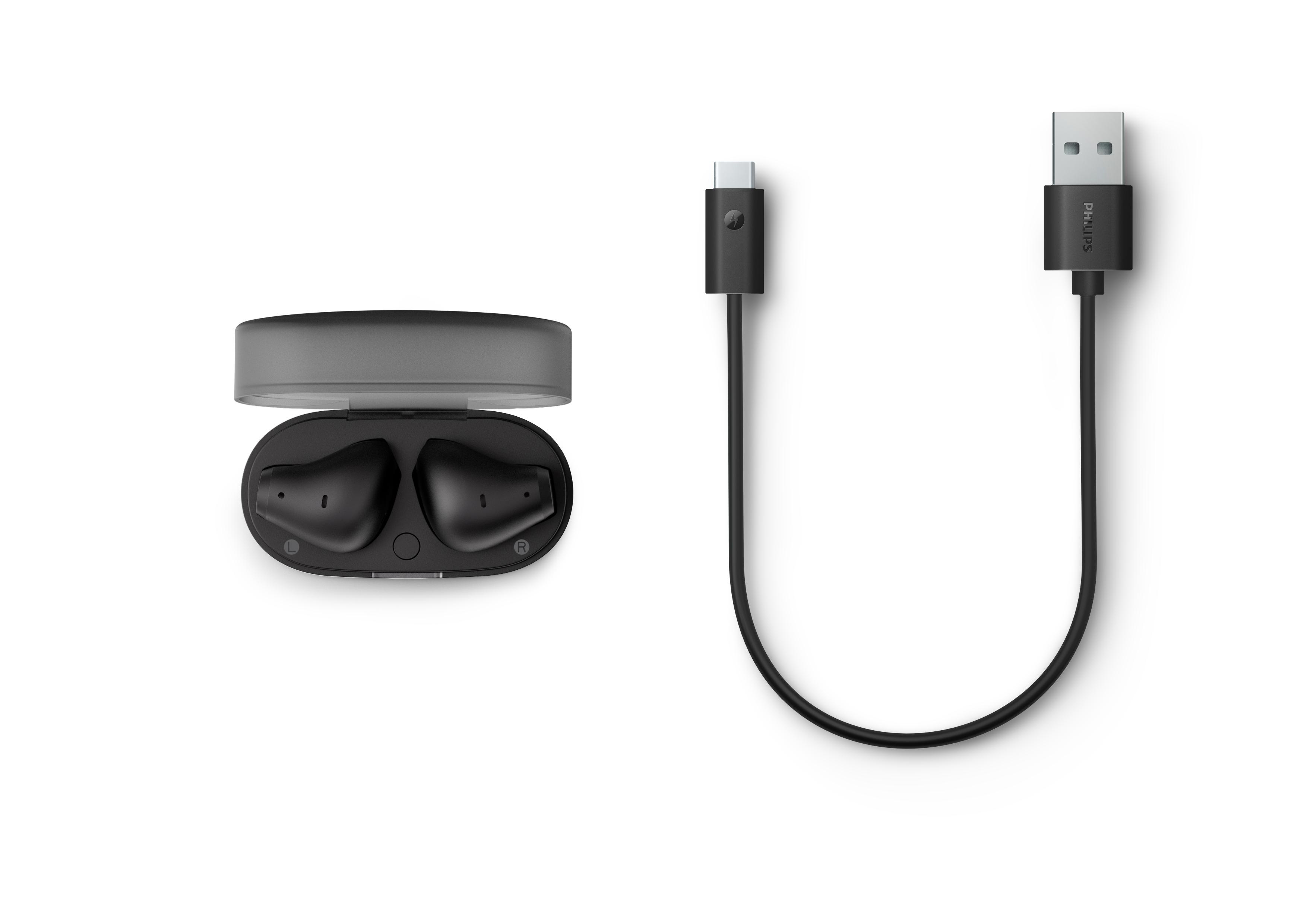 Schwarze Ohrhörer in geöffneter Ladebox neben einem USB-C-zu-USB-A-Kabel.