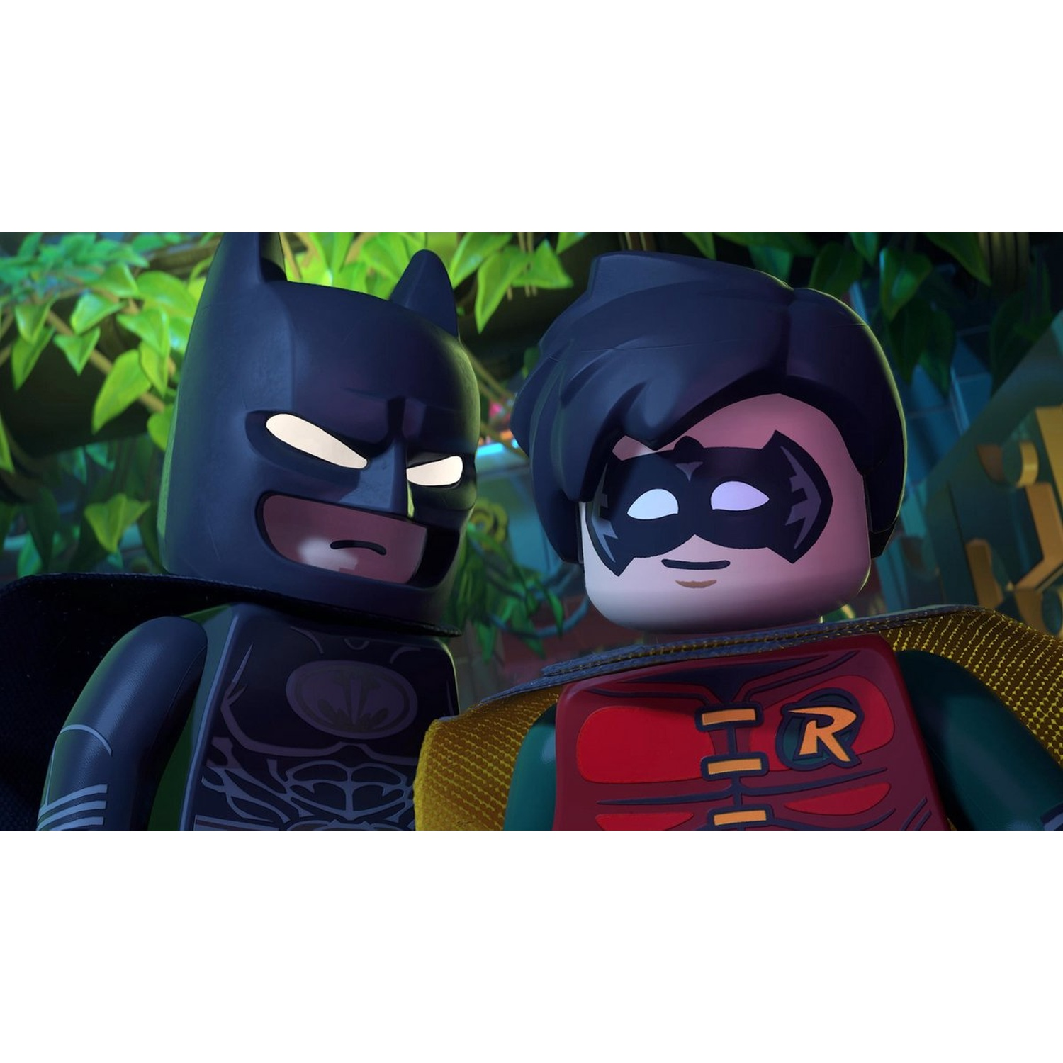 Lego Batman en Robin staan naast elkaar voor groen gebladerte.