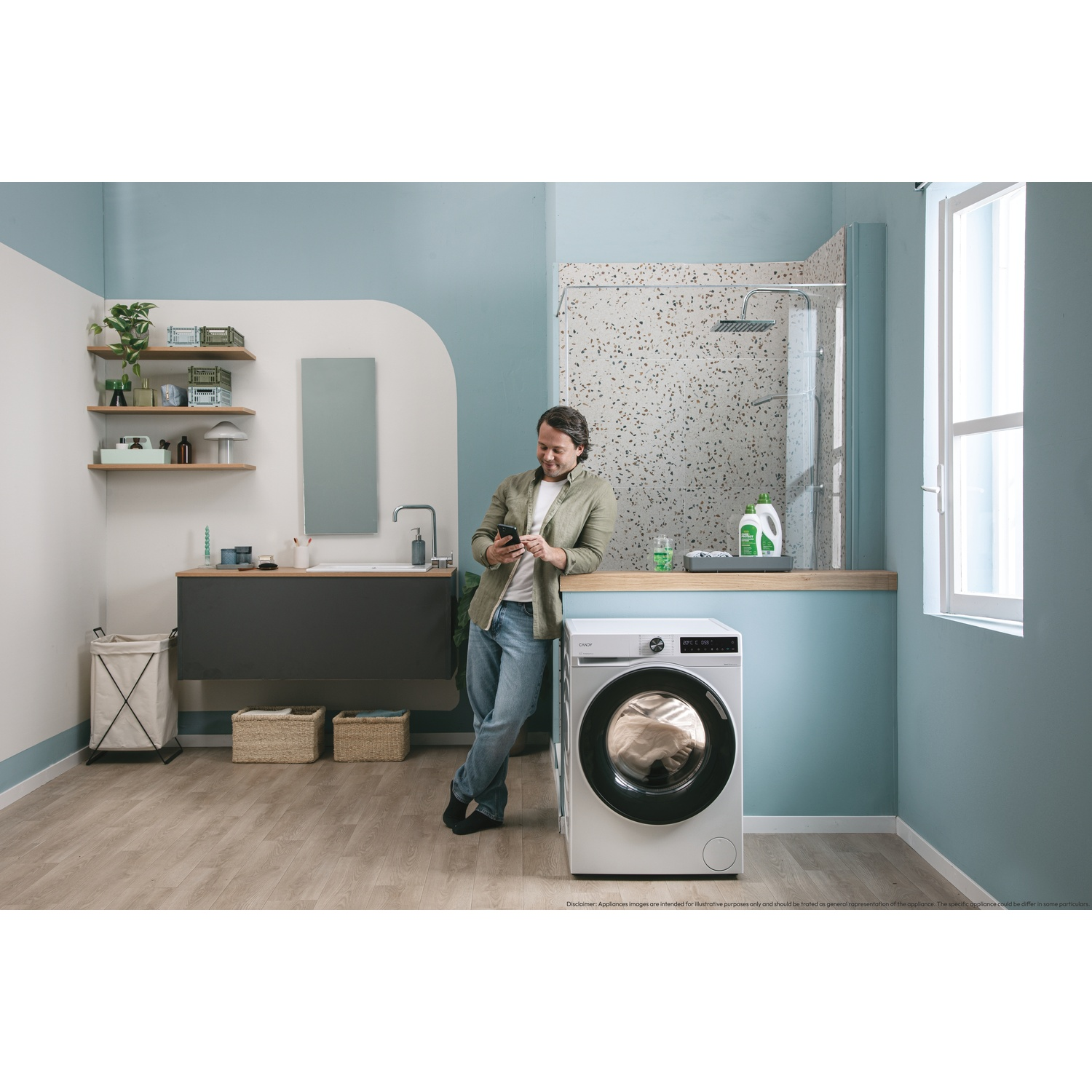 Uomo in bagno con smartphone vicino a lavatrice e doccia.