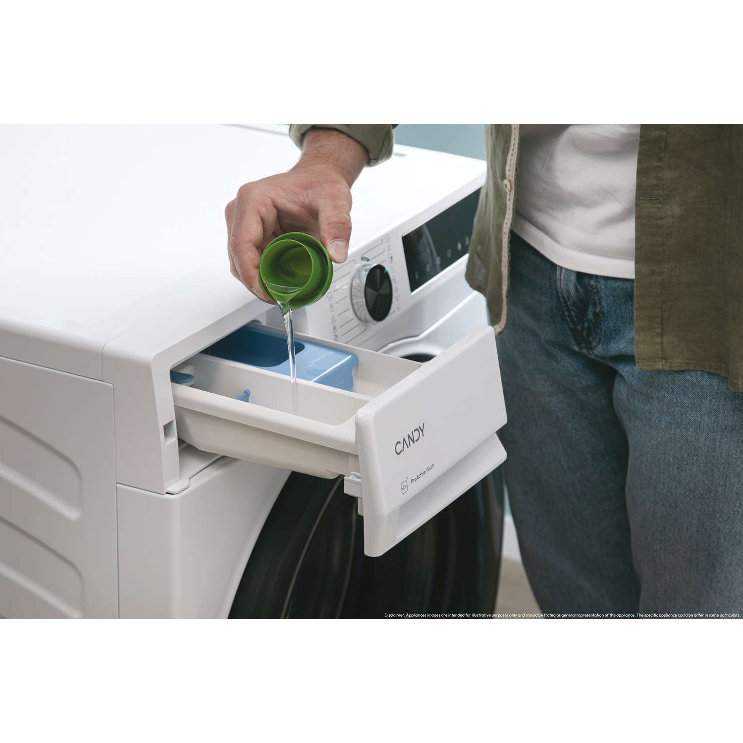Uomo versa liquido da tappo verde in cassetto detersivo.