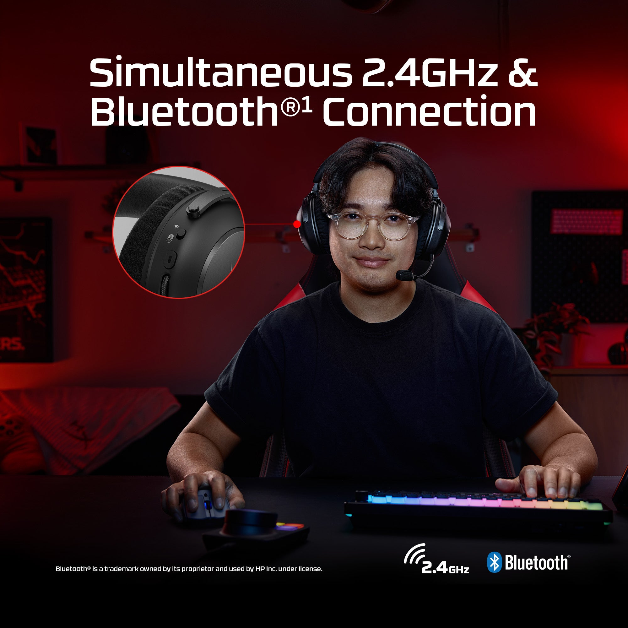 Mann mit Headset sitzt am Schreibtisch und benutzt Maus und Tastatur.